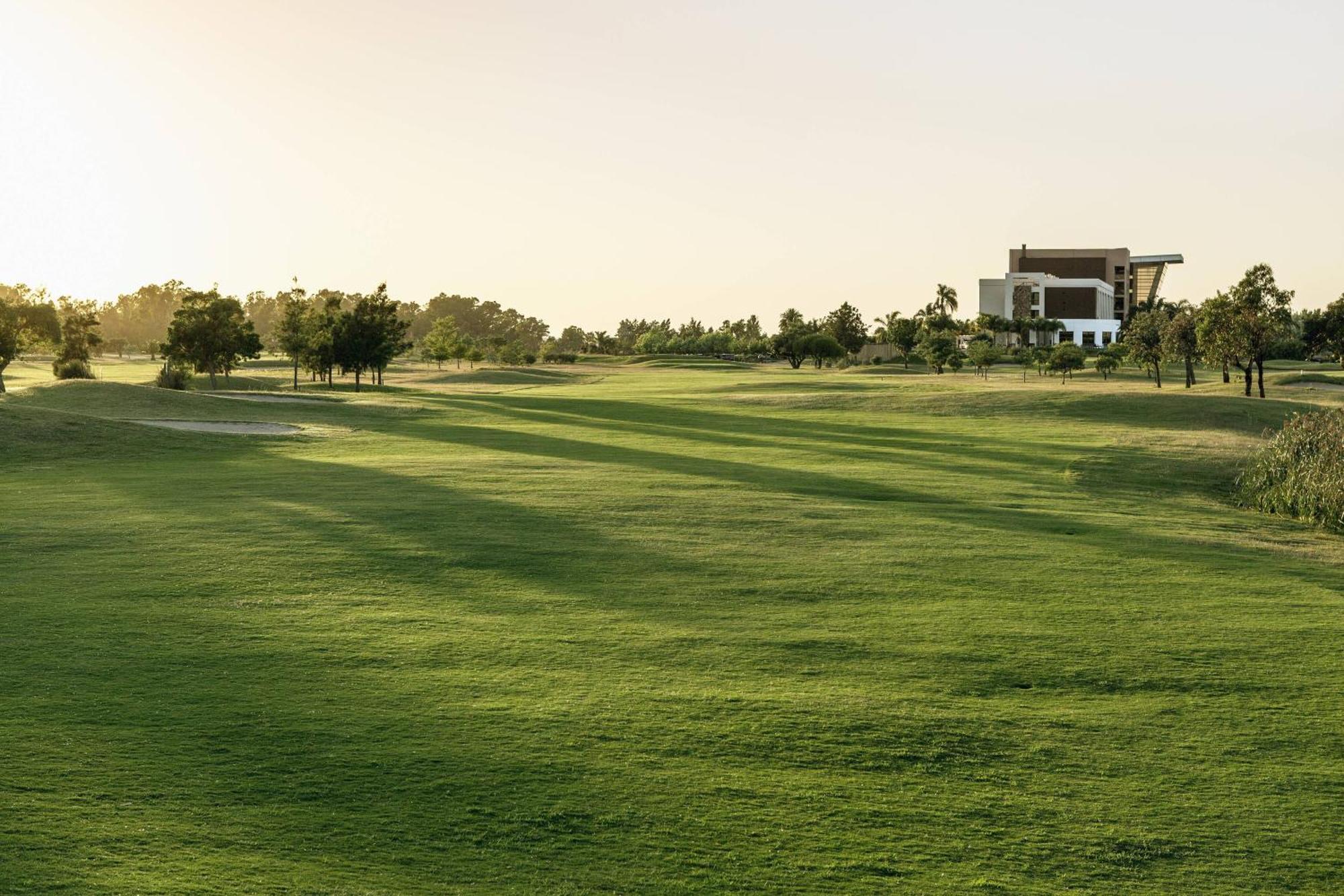 Sheraton Colonia Golf & Spa Resort Colonia del Sacramento Exterior photo A view of the golf course at the University of Texas at San Antonio