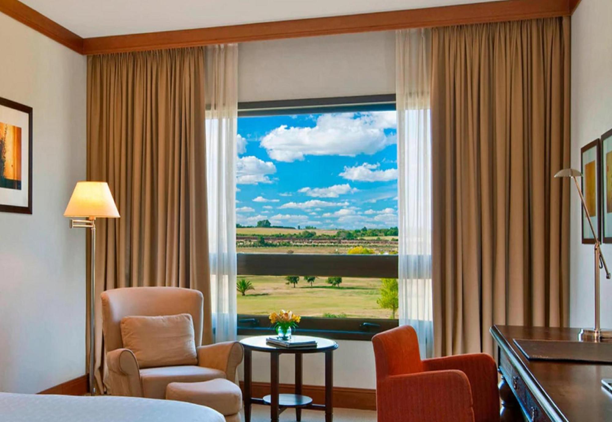 Sheraton Colonia Golf & Spa Resort Colonia del Sacramento Exterior photo A room at the hotel