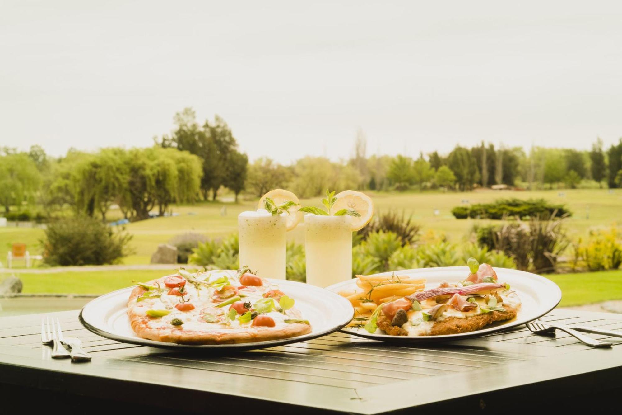 Sheraton Colonia Golf & Spa Resort Colonia del Sacramento Exterior photo A view of the golf course from the restaurant