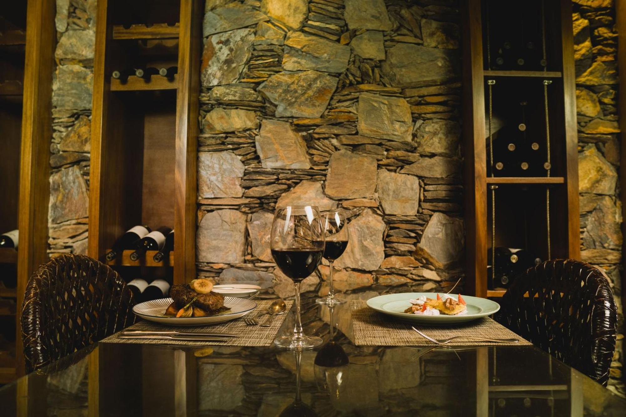 Sheraton Colonia Golf & Spa Resort Colonia del Sacramento Exterior photo Wine tasting at the Wine Museum