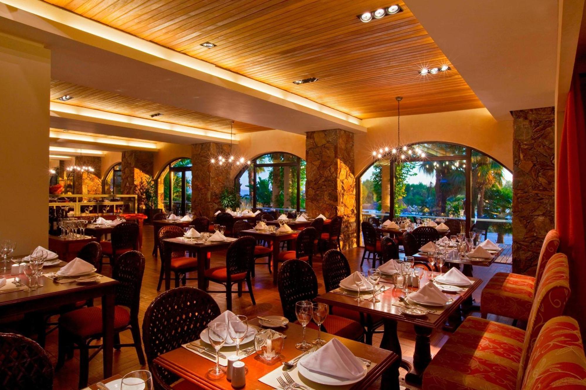 Sheraton Colonia Golf & Spa Resort Colonia del Sacramento Exterior photo The restaurant