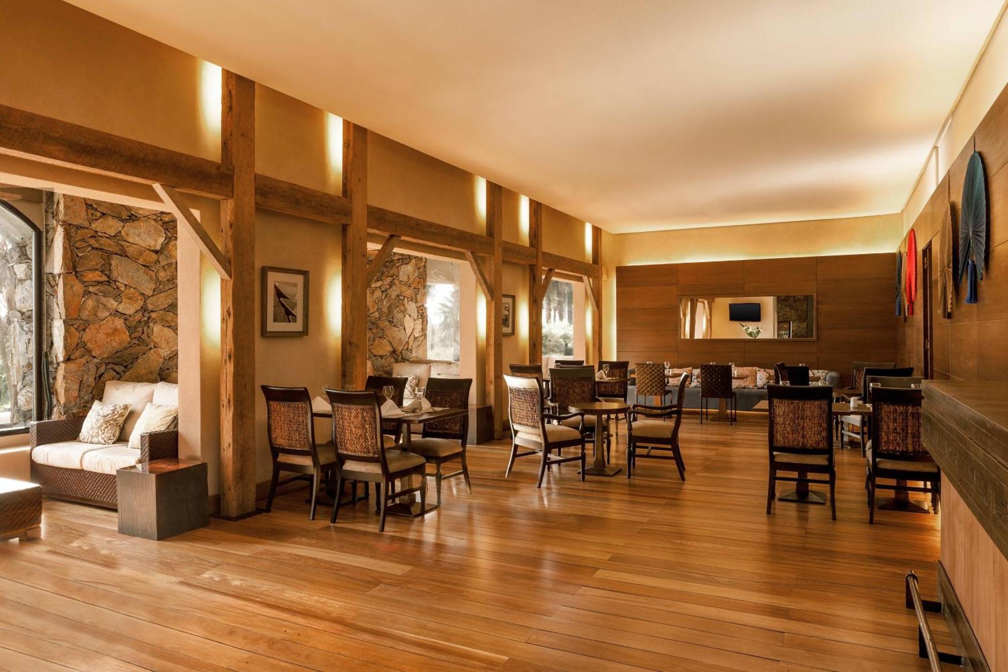 Sheraton Colonia Golf & Spa Resort Colonia del Sacramento Exterior photo The restaurant at the hotel