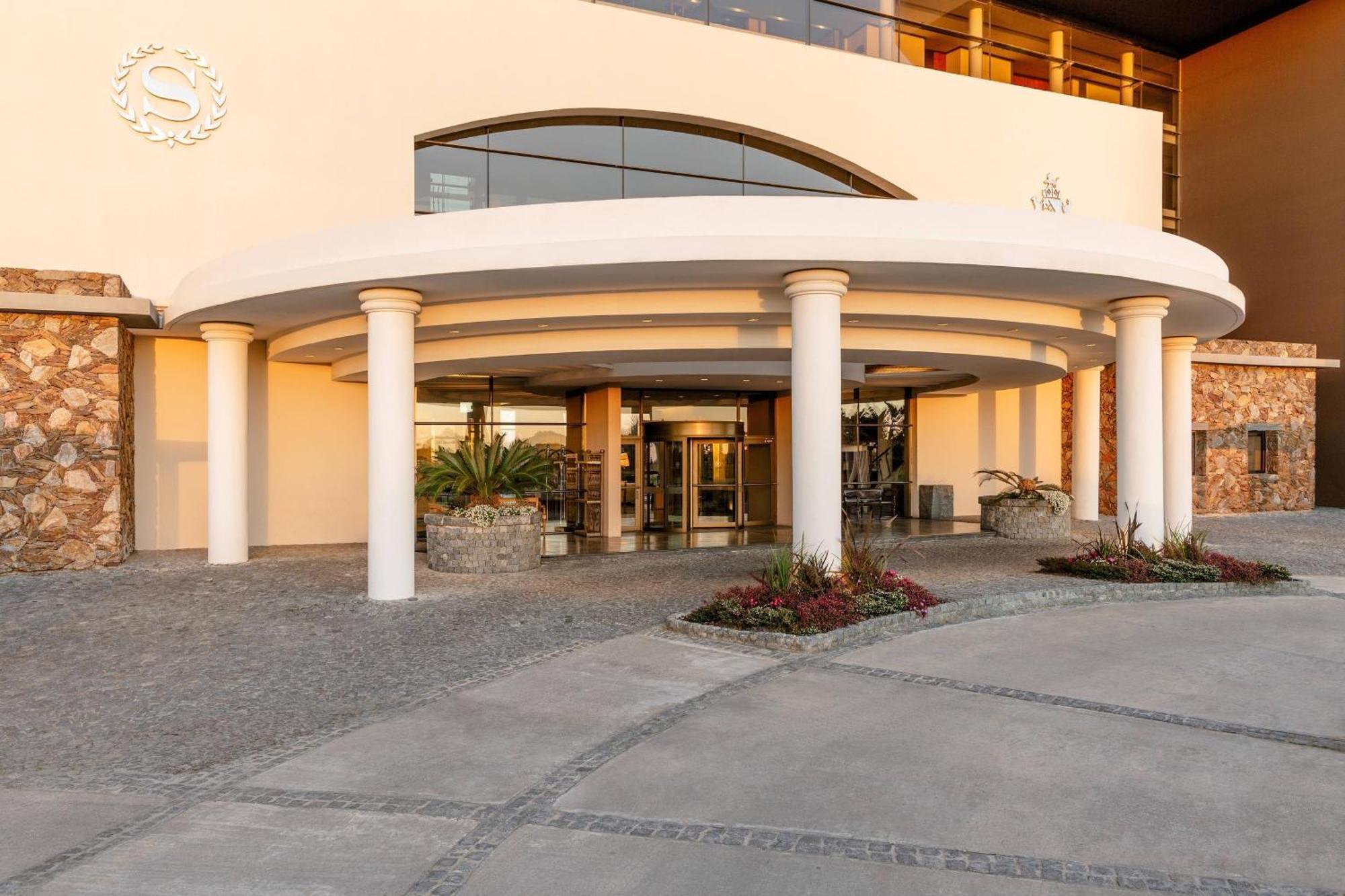 Sheraton Colonia Golf & Spa Resort Colonia del Sacramento Exterior photo Entrance of the hotel
